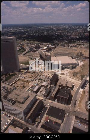 Une vue aérienne du nord du centre-ville de Columbus depuis le nord-ouest vers 1980. Les principaux bâtiments comprennent le Nationwide Building No 1, le Hyatt Regency Columbus et l'Ohio Center en construction. North 3rd Street se trouve en bas à droite de l'image. Banque D'Images