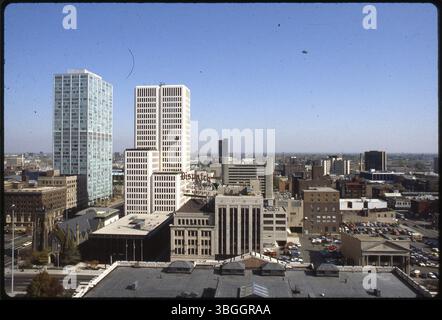 Cette vue aérienne de 1982 de South 3rd Street, regardant à l'est de l'Ohio Statehouse, montre plusieurs bâtiments importants. Les structures en vedette comprennent l'église épiscopale Trinity, le Galleria Building, le Columbus Dispatch Building, et le Ohio State Federal Building, ainsi que l'Athletic Club of Columbus et le Capital Plaza parking garage. Banque D'Images