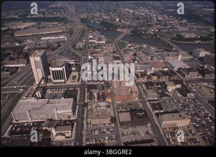 Une vue aérienne de 1980 du centre-ville sud de Columbus, montrant la rivière Scioto, main Street Bridge, Town Street Bridge, et des monuments tels que le Franklin County parking garage et l'église protestante évangélique de John. Banque D'Images