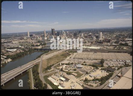 Une vue aérienne vers le nord-est en 1981 montrant Franklinton, le centre-ville de Columbus et une partie du Brewery District. La rivière Scioto se courbe à travers le côté gauche de l'image. L'Interstate 70 va du coin inférieur gauche au centre droit. Le coin inférieur droit comprend l'ancien entrepôt A&P, anciennement le bâtiment de la Chesapeake Storage Company, le 349 West Mound Street et le 357 Maier place. Banque D'Images