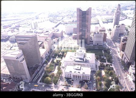 Cette vue aérienne de 1984 montre Capitol Square dans le centre-ville de Columbus, avec l'Ohio Statehouse et l'annexe Ohio Statehouse en évidence. Le Hyatt on Capitol Square et le Huntington Center sont également présentés. Banque D'Images