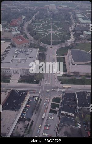 Une vue aérienne regardant à l'ouest de l'ovale à l'Université d'État de l'Ohio. L'intersection de la rue North High et de la 15e avenue est visible dans la partie inférieure. Sullivant Hall apparaît au coin sud-ouest, Mershon Auditorium au coin nord-ouest et Thompson Library à l'extrémité ouest de l'ovale. Banque D'Images