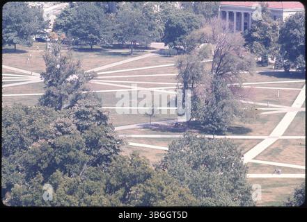 Une vue aérienne d'environ 1981 regardant vers le sud-est à travers l'ovale sur le campus de l'Université d'État de l'Ohio. Page Hall est visible en haut à droite. Banque D'Images