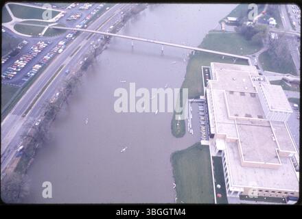 Une vue aérienne de 1979 regardant vers le nord jusqu'à la rivière Olentangy, avec Drake Union. Le bâtiment a été conçu par Todd Tibbals et inauguré le 11 août 1972, nommé d'après Edward S. Drake. Banque D'Images