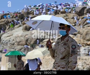 Les pèlerins musulmans se rassemblent à Jabal al-Rahmah, également connu sous le nom de Mont Arafat, pendant le pèlerinage annuel du hajj les pèlerins musulmans se rassemblent à Jabal al-Rahmah, également connu sous le nom de Mont Arafat, pendant le pèlerinage annuel du hajj, en dehors de la ville sainte de la Mecque, Arabie Saoudite, le 5 juin 2025. Photo de l'Agence de presse saoudienne APA images la Mecque la Mecque Arabie Saoudite 050625 Mecca SPA 6 0016 Copyright : xapaimagesxSaudixPressxAgencyxxapaimagesx Banque D'Images
