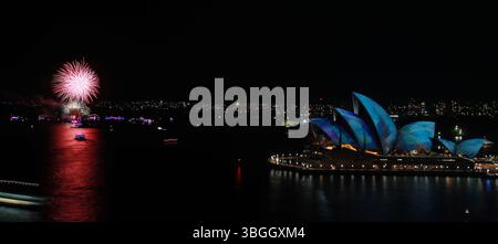 Sydney. 5 juin 2025. Cette photo prise le 5 juin 2025 montre un feu d'artifice pendant le festival des lumières Vivid Sydney à Sydney, en Australie. Vivid Sydney, une célébration annuelle de la créativité, de l'innovation et de la technologie, se tient ici du 23 mai au 14 juin de cette année. Crédit : ma Ping/Xinhua/Alamy Live News Banque D'Images
