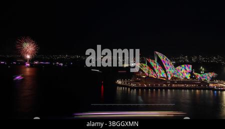 Sydney. 5 juin 2025. Cette photo prise le 5 juin 2025 montre un feu d'artifice pendant le festival des lumières Vivid Sydney à Sydney, en Australie. Vivid Sydney, une célébration annuelle de la créativité, de l'innovation et de la technologie, se tient ici du 23 mai au 14 juin de cette année. Crédit : ma Ping/Xinhua/Alamy Live News Banque D'Images