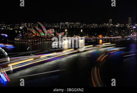 Sydney. 5 juin 2025. Cette photo composite empilée du 5 juin 2025 montre des navires naviguant devant l'Opéra de Sydney pendant le festival des lumières Vivid Sydney à Sydney, en Australie. Vivid Sydney, une célébration annuelle de la créativité, de l'innovation et de la technologie, se tient ici du 23 mai au 14 juin de cette année. Crédit : ma Ping/Xinhua/Alamy Live News Banque D'Images