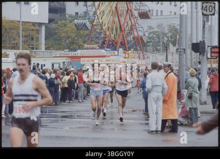 Les coureurs participent au marathon annuel de Columbus, qui a lieu chaque année depuis 1980. Il s'appelait à l'origine le Columbus Bank One Marathon jusqu'en 1986. La course a lieu le troisième dimanche d'octobre. Banque D'Images
