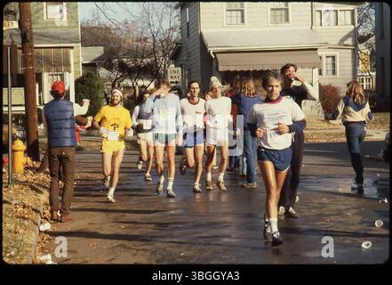 Les participants courent dans un quartier de Columbus pendant le marathon de Columbus, qui a commencé en 1978 et était auparavant connu sous le nom de Bank One Marathon. Banque D'Images