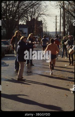 Les coureurs participant au Columbus Bank One Marathon en 1980 reçoivent de l'eau des spectateurs sur East Dodridge Street. Le marathon, qui a eu lieu pour la première fois en 1978, a été rebaptisé Nationwide Children's Hospital Columbus Marathon après 1984. Banque D'Images