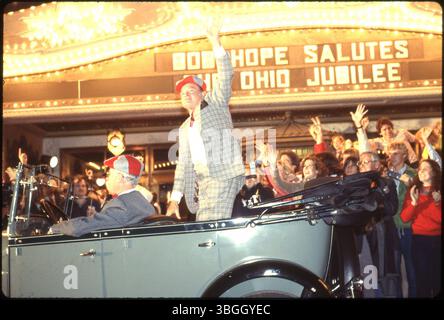 Les piétons se rassemblent devant l'Ohio Theatre, 39 East State Street, lors de la parade du Jubilee de l'Ohio Theatre en 1978. Le défilé célébrait le 50e anniversaire du théâtre. Le comédien Bob Hope, servant comme grand maréchal, portait une casquette gris et écarlate et est arrivé dans un roadster de 1928 avec John Galbreath. Banque D'Images