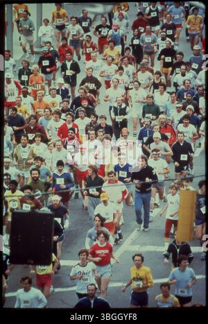 Une vue aérienne des coureurs participant au marathon Columbus Bank One 1980 avec des feux de circulation visibles au premier plan. Banque D'Images