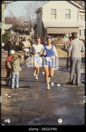 Les participants à la course du marathon de Columbus de 1980 dans un quartier de Columbus, accompagnés de spectateurs. L'événement, qui a débuté en 1978, s'appelait à l'origine le Bank One Marathon. Banque D'Images