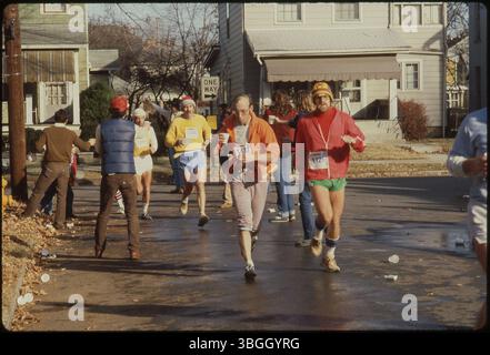 Coureurs à une station d'eau pendant le marathon Columbus Bank One de 1980, situé à l'intersection de Findley Avenue et East Dodridge Street. Le marathon visait à devenir l'un des cinq meilleurs du pays. Banque D'Images