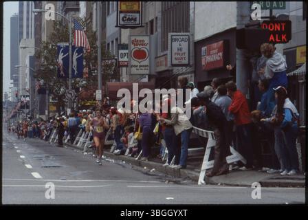 Un coureur non identifié participe au Nationwide Bank One Marathon en 1984 ou 1985, se dirigeant vers le sud sur North High Street, sur le point de tourner sur East Broad Street à Columbus, Ohio. Banque D'Images