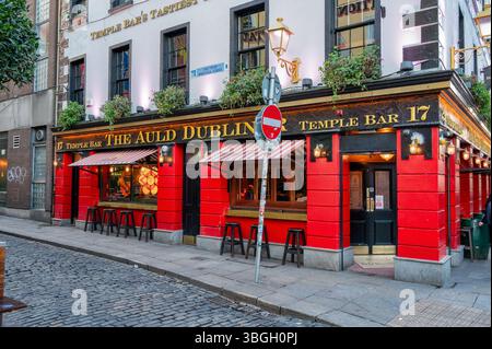 Dublin, Irlande - 4 février 2025 : la façade de l'Auld Dubliner Bar dans le centre-ville de Dublin. Banque D'Images