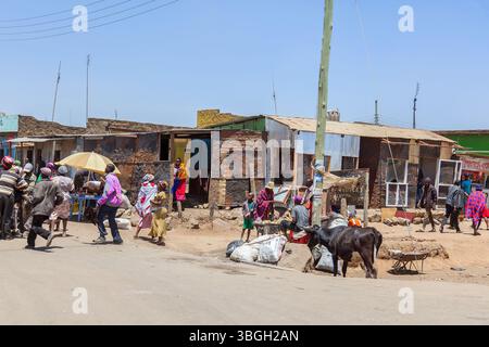 Rue avec des gens dans un petit village au Kenya Banque D'Images