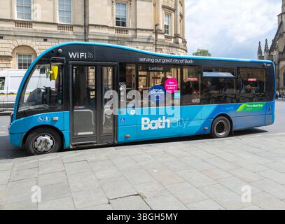Premier bus local à impériale à destination de Larkhall, High Street, ville de Bath, au nord-est du Somerset, Angleterre, ROYAUME-UNI Banque D'Images