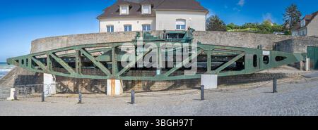 Arromanches-les-bains, France - 05 16 2025 : vue panoramique sur le pont appelé travée d'Arromanches, qui a été utilisé pour le débarquement allié. Banque D'Images