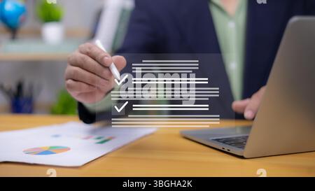 Main avec stylo interagissant avec la liste de contrôle numérique. Symbolise la saisie de données, l'exécution de tâches, les formulaires en ligne et les rapports d'entreprise. Idéal pour la productivité Banque D'Images