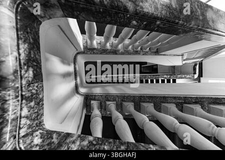 Escalier en marbre noir et blanc d'en haut Banque D'Images
