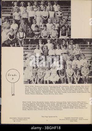 L'annuaire Reynolian 1957 présente un aperçu historique du lycée de Reynoldsburg, de ses racines en 1819 avec une cabane en rondins jusqu'à la fondation de l'Académie de l'Union de Reynoldsburg en 1868. L'annuaire présente également la croissance de l'école, avec l'ajout d'un troisième étage en 1925. Banque D'Images