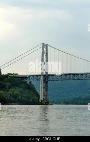 Jetées de pont du Bear Montain Bridge au-dessus de la rivière Hudson dans l'État de New York Banque D'Images