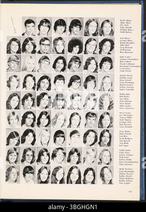 L’annuaire Reynolian de 1976 donne un aperçu de l’histoire du lycée de Reynoldsburg, en commençant par une école de cabane en rondins en 1819. La Reynoldsburg Union Academy, fondée en 1868, est diplômée de sa première promotion en 1871. Le bâtiment a été rénové en 1925 et est maintenant le site de l'école secondaire Hannah J. Ashton. Le lycée de Reynoldsburg exploite deux campus en 2018. Banque D'Images