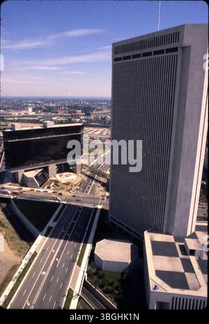 Cette photographie aérienne de 1980 montre le bâtiment One Nationwide Plaza au 263 North High Street, avec l'hôtel Hyatt Regency Columbus au 350 North High Street au premier plan. Les deux bâtiments sont situés à l'intersection de North High Street et du boulevard Nationwide. Banque D'Images