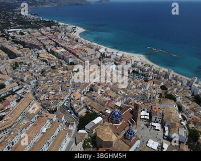 Vue drone d'Altea d'en haut, mettant en évidence les maisons blanchies à la chaux, le charme côtier et la mer Méditerranée sereine le long de la Costa Blanca Banque D'Images