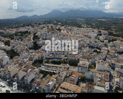 Vue drone d'Altea d'en haut, mettant en évidence les maisons blanchies à la chaux, le charme côtier et la mer Méditerranée sereine le long de la Costa Blanca Banque D'Images
