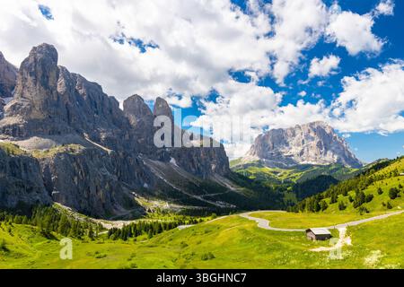 Vue sur Gardena Pass au coucher du soleil en été. Dolomites, Tyrol du Sud, Bolzano district, Italie, Europe. Banque D'Images