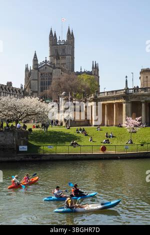 Angleterre, Somerset, Bath, la rivière Avon et la cathédrale Banque D'Images