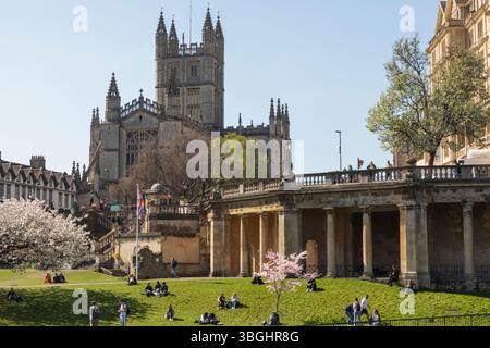 Angleterre, Somerset, Bath, Parade Gardens et la cathédrale Banque D'Images