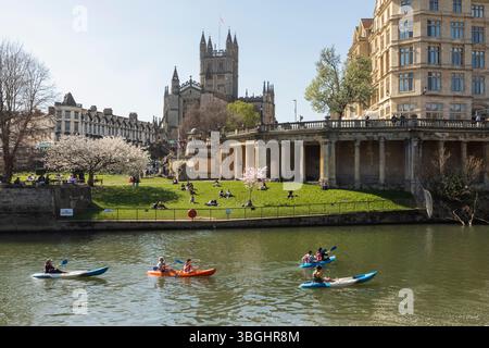 Angleterre, Somerset, Bath, la rivière Avon et la cathédrale Banque D'Images