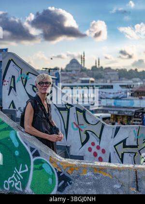 Istanbul, quartier de BeyoÄŸlu, Pont de Galata, touriste, graffiti, mosquée bleue en arrière-plan, Bosphore Banque D'Images