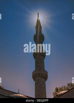 Istanbul, Sultanahmed district, Eminönü, Mosquée bleue, minaret, soleil, rétro-éclairage Banque D'Images