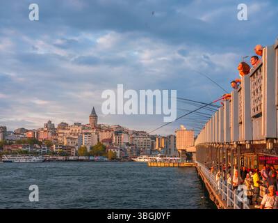 Istanbul, quartier de BeyoÄŸlu, Pont de Galata, Tour de Galata, Bosphore Banque D'Images