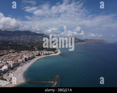 Vue sur la Costa Blanca depuis la mer près d'Altea, montrant le mélange de paysage urbain côtier, de bâtiments blancs et de la rive méditerranéenne Banque D'Images