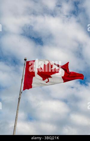 Drapeau du Canada avec fond de ciel nuageux Banque D'Images