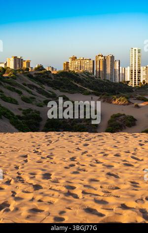 Vue des bâtiments à Concon depuis les dunes de sable de la région de Valparaiso au Chili Banque D'Images
