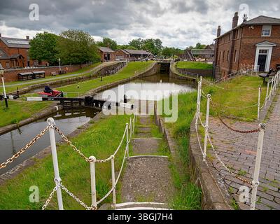 Port d'Ellesmere, Cheshire, Royaume-Uni, 05-31-2025, musée national des voies navigables. Verrou de canal serein avec ciel nuageux et environnement verdoyant. Banque D'Images