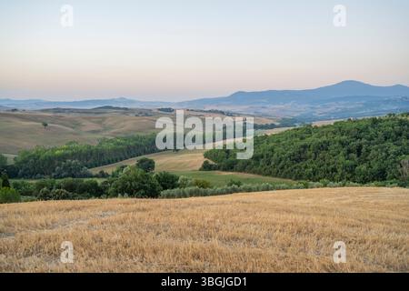 Paysage toscan typique dans le Val d'Orcia avec collines, arbres, champs, cyprès en automne, Toscane, Italie, Europe Banque D'Images