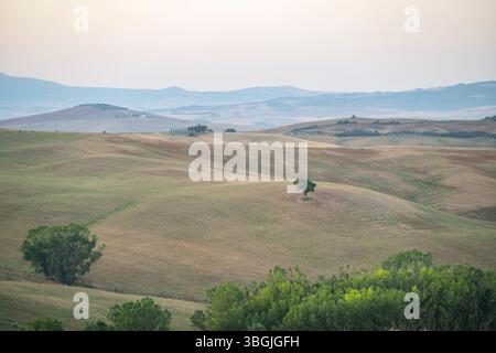 Paysage toscan typique dans le Val d'Orcia avec collines, arbres, champs, cyprès en automne, Toscane, Italie, Europe Banque D'Images