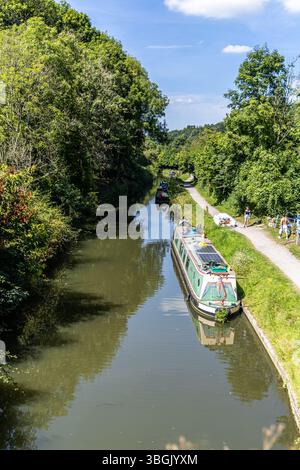 Bath, Royaume-Uni - 30 juin 2024 : bateaux amarrés sur la rivière avon près de Bath Bristol Warleigh Weir. Banque D'Images