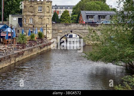 Péage et pont Clopton enjambant la rivière Avon sur le côté de Coxs Yard, Stratford upon Avon, Warwickshire, Angleterre, Royaume-Uni Banque D'Images