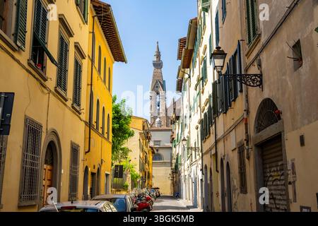 Vue d'une rue avec église Santa Croce à Florence, tour, site du patrimoine mondial de l'UNESCO, Toscane, Italie, Europe Banque D'Images