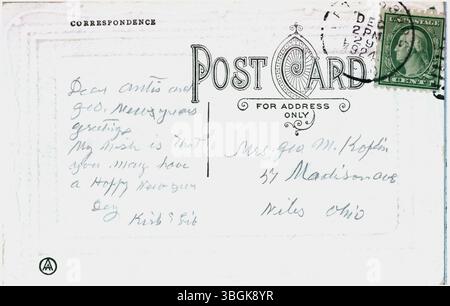 Cette photographie en noir et blanc de 1924 montre le vieux coin de Gettysburg, Ohio, maintenant occupé par un nouveau bâtiment bancaire avec des gens assis sur la pelouse. Banque D'Images