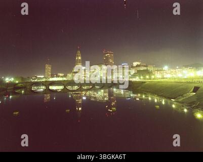 Cette photographie de 1981 montre la ligne d'horizon de Columbus la nuit, avec des vues regardant vers le nord-est jusqu'à la rivière Scioto et vers le sud-est en bas de la rivière. La photo capture les bâtiments emblématiques de la ville et son paysage urbain. Banque D'Images